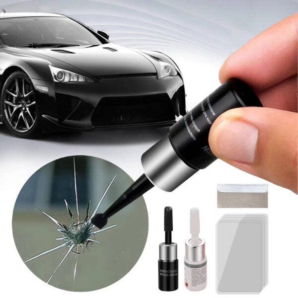 Mano aplicando reparador de grietas para parabrisas Tendeli Ecuador kit con accesorios y coche negro