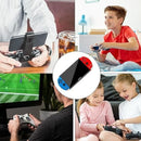 consola portátil X7 Ecuador en imagen promocional con mandos joy con, pantalla tactil y usuarios jugando en casa