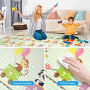 Madre y niño jugando sobre alfombra antigolpes para bebés impermeable y fácil de limpiar con dibujos infantiles