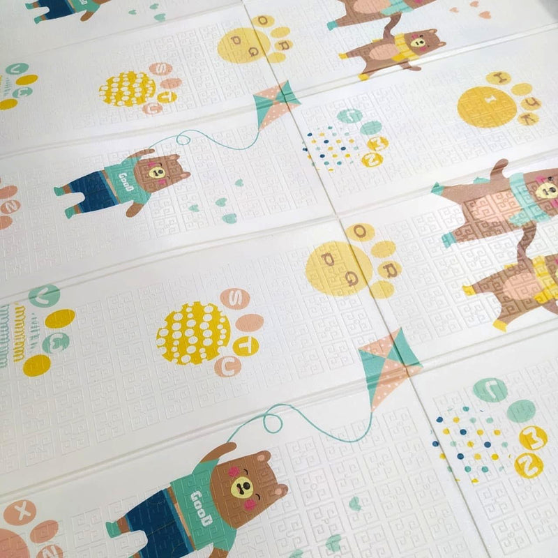 alfombra antigolpes para bebés con diseño de ositos y cometas en colores pastel y superficie acolchada