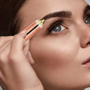 Modelo usando depilador de cejas recargable color dorado rosa para detallar y dar forma a las cejas con precisión