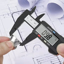 Calibrador digital de fibra de carbono en uso midiendo una pieza metálica con precisión