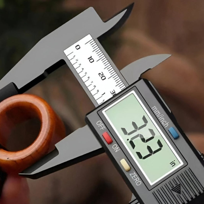 Calibrador digital de fibra de carbono mostrando mediciones precisas de 33,3 mm para trabajos de precisión