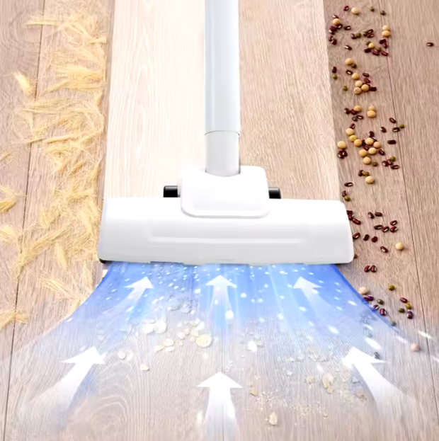 aspiradora portátil inalámbrica para hogar limpiando suelo de madera con boquilla blanca succionando polvo pelo y granos