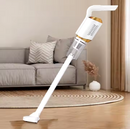 aspiradora portátil inalámbrica para hogar Tendeli Ecuador blanca y dorada tipo escoba en sala con sofá alfombra y piso de madera