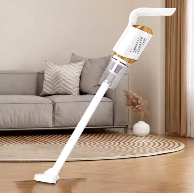aspiradora portátil inalámbrica para hogar Tendeli Ecuador blanca y dorada tipo escoba en sala con sofá alfombra y piso de madera