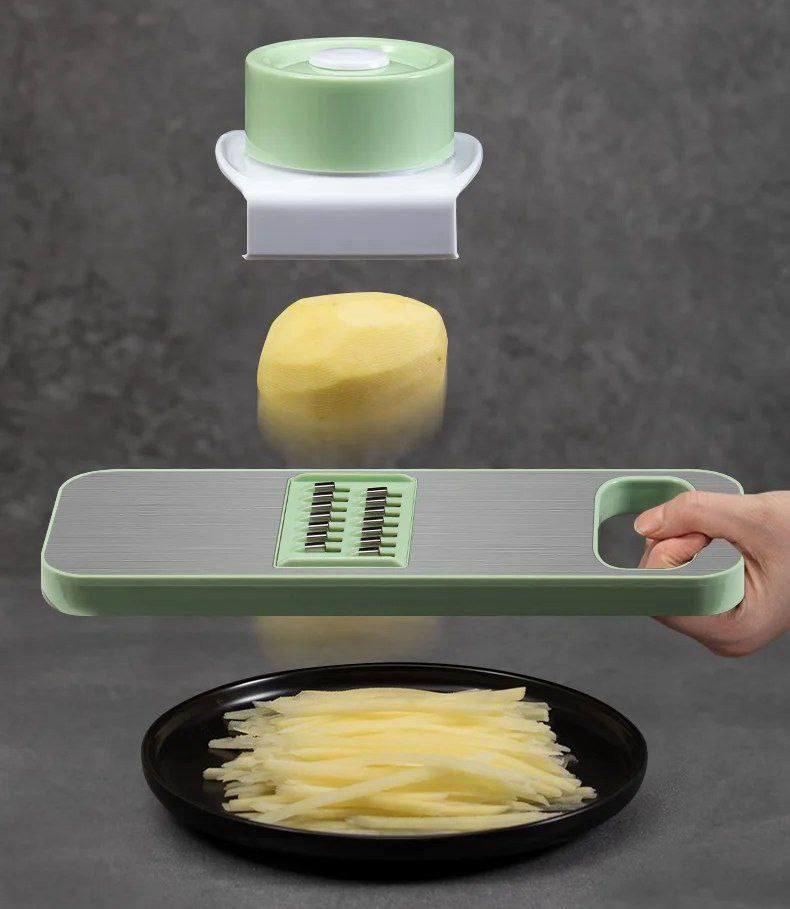 Cortador y rebanador multifuncional de verduras Tendeli en acción, cortando papas en tiras finas