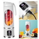 licuadora portátil recargable blanca con vaso transparente llena de frutas pantalla digital y puerto USB