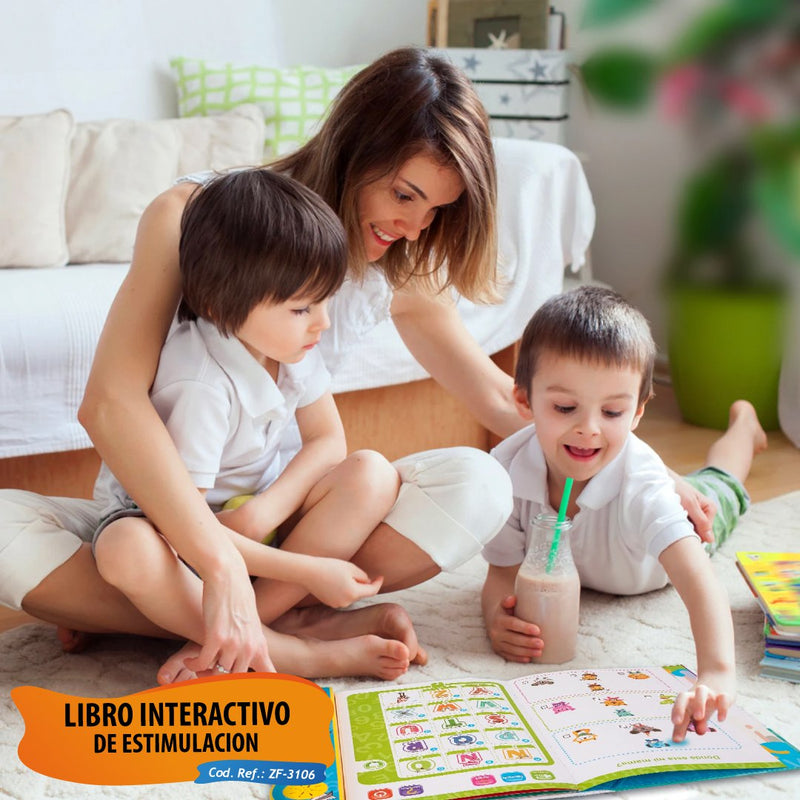 Madre y dos niños jugando en sala con libro interactivo de estimulación infantil colorido para aprendizaje