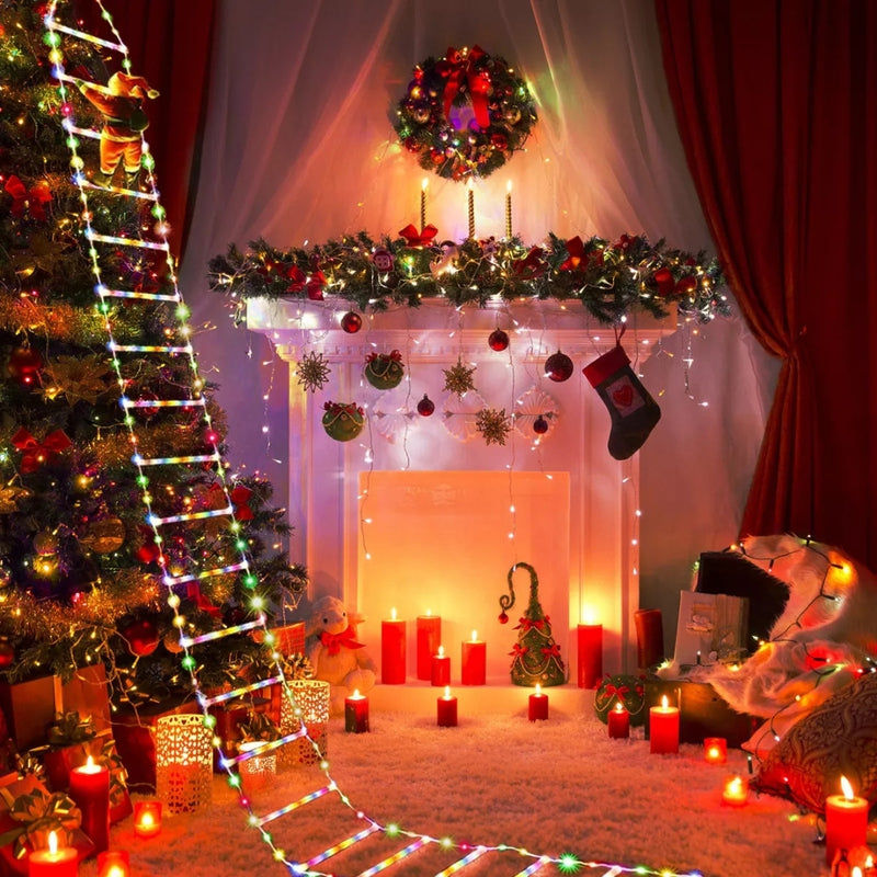 Decoración navideña con escalera led con santa claus iluminando un ambiente festivo