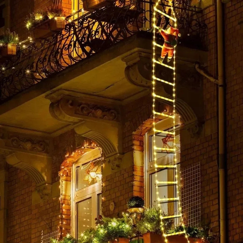 Escalera LED con Santa Claus iluminando una fachada navideña en Ecuador