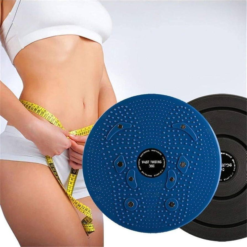 Placa giratoria modelo giratorio fitness para cintura azul y negra junto a mujer midiendo cintura con cinta metrica Tendeli Ecuador