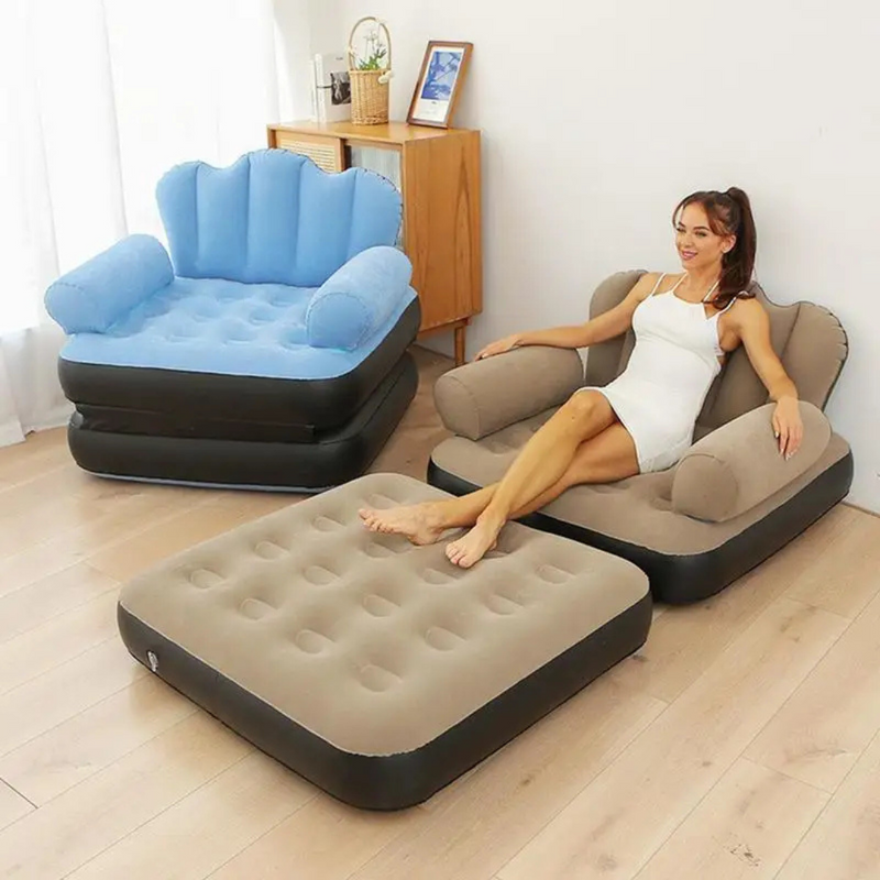 sofá inflable portátil beige y azul con otomana extraible en sala moderna Tendeli Ecuador