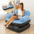 Mujer leyendo en sofá inflable portátil azul y negro de Tendeli Ecuador, acolchado y convertible en cama