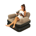 Mujer leyendo en sofá inflable portátil Tendeli Ecuador color beige y base negra cómodo para hogar
