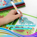 Mano usando bolígrafo de agua sobre libro mágico de agua reutilizable infantil con páginas espiraladas