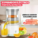 exprimidor eléctrico de frutas portátil Tendeli Ecuador en blanco que sirve jugo de naranja con kiwi y limón