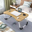 Mesa portátil para laptop de Tendeli en color madera, ideal para trabajar en cama o sofá