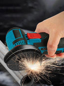 Mini amoladora eléctrica recargable TuCompraEC en uso, cortando metal y generando chispas