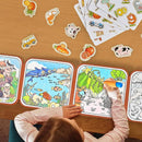 Niño pintando escenas marinas y de selva con libro mágico infantil para pintar con agua y stickers