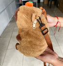 bolso capibara de felpa marron para bebe con correa ajustable cierre cremallera y tacto suave