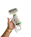 cepillo secador 2 en 1 gato perro electrico blanco con cerdas metalicas y cable en mano para acicalar mascotas