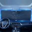 Vista interior de coche con parasol plegable para parabrisas estilo paraguas desplegado iluminacion azul y salpicadero moderno