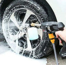 Mano usando hidrolavadora inalámbrica alta presión Tendeli Ecuador limpiando llanta con espuma