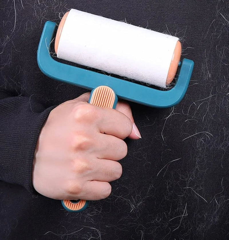Rodillo quitapelusas para mascotas azul con mango naranja usado sobre ropa negra llena de pelo