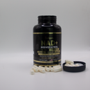 Frasco negro de suplemento NAD+ con resveratrol Ecuador de Tendeli con cápsulas blancas al lado