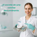 Dentista sonriente en clínica mostrando bandeja con funda de carillas y estuche SnapOnSmile carillas dentales en Ecuador