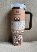 tomatodo Stanley Cup Labubu vaso termico con asa color durazno y diseno Labubu, tapa blanca